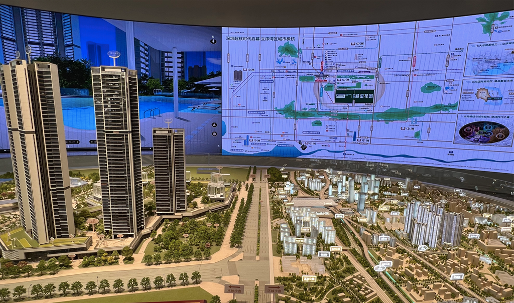 深圳龙华区一新房项目沙盘。本报记者黄灵灵 摄