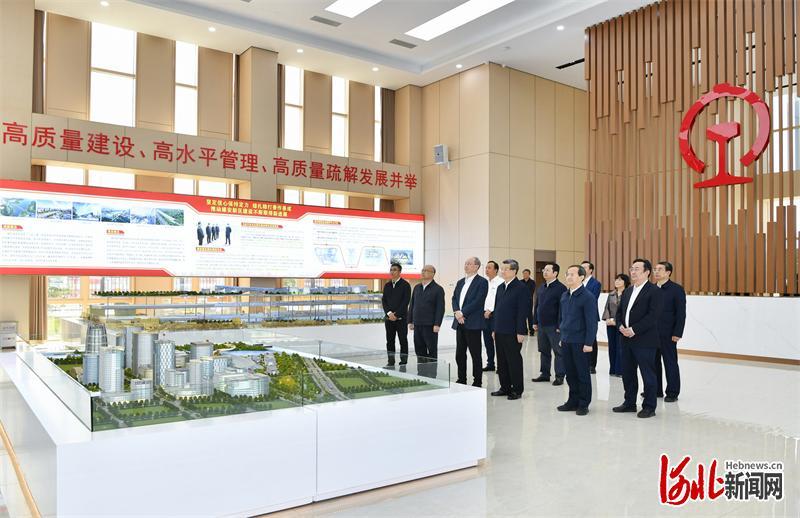 5月11日，北京市党政代表团在雄安新区东西轴线雄安城际站调度指挥中心，详细了解重点片区、重点项目规划建设情况。 河北日报记者赵海江摄