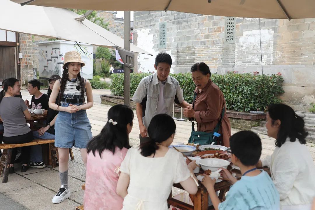 撒贝宁现身抚州“寻味”