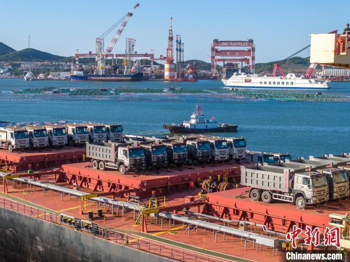 5月15日，“阳光联盟”轮在山东港口烟台港搭载件杂货后，返回非洲。(无人机照片)烟台港供图