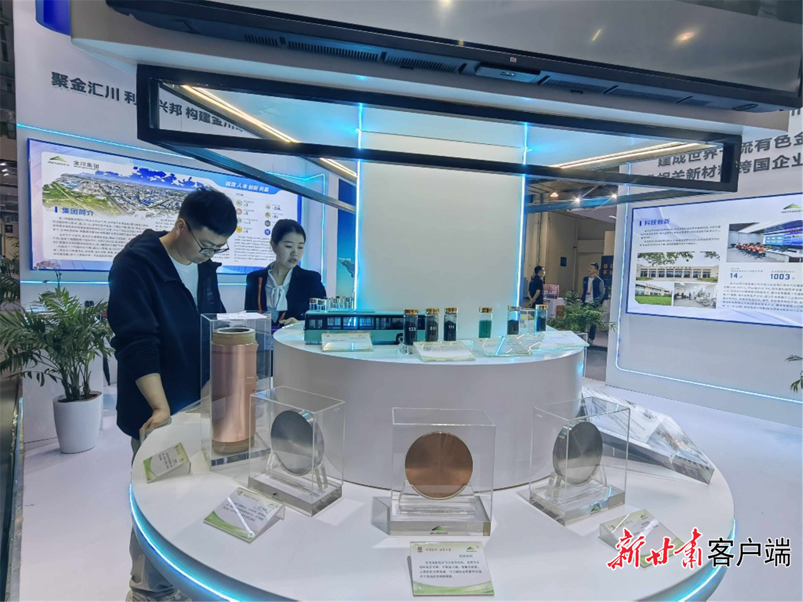 位于中国品牌日企业展区的酒钢集团展位　新甘肃&middot;甘肃日报记者　曹立萍