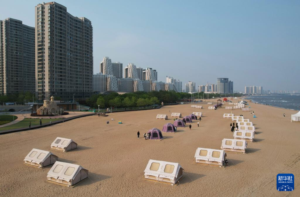 5月10日，游客在秦皇岛市金梦海湾的沙滩帐篷营地休闲（无人机照片）。