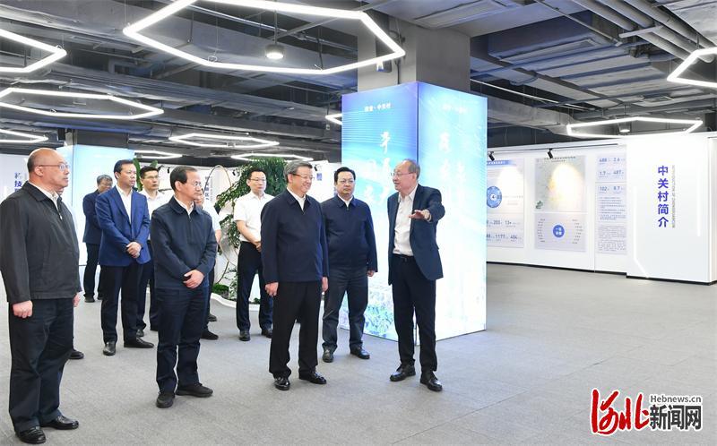 5月11日，北京市党政代表团在雄安新区中关村科技园，听取有关工作汇报，实地察看园区运营管理情况。 河北日报记者赵海江摄