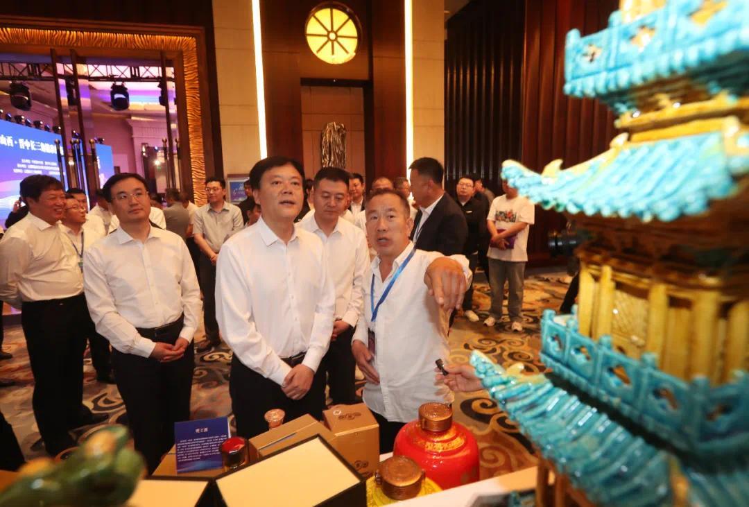 晋中市委副书记、市长刘星在展场巡展。晋中日报记者 裴晓军 摄