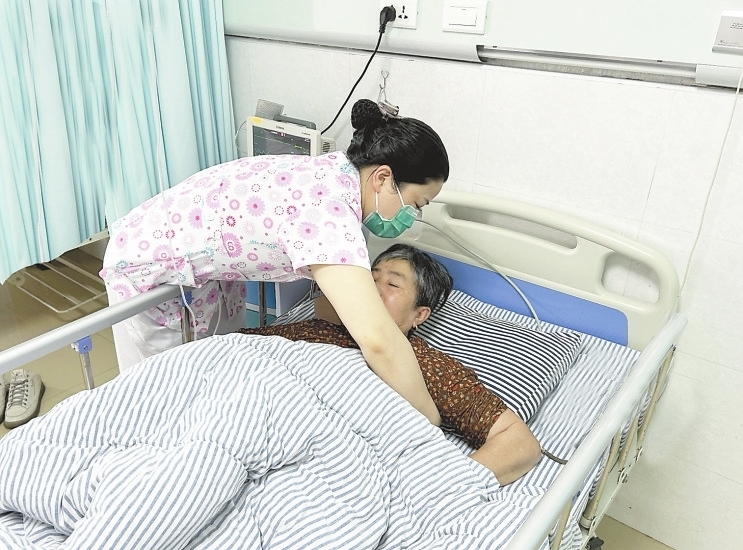 苏喜兰正扶患者起身。