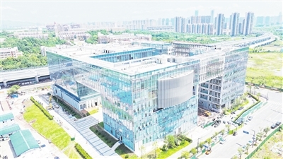 位于蓉江新区的赣州大数据产业园，目前正加紧装修，预计于2025年投入使用。园区定位为“一区、两个中心、N个基地”，致力打造集产、学、研、用一体的数字经济集聚区。（钟万汕摄）
