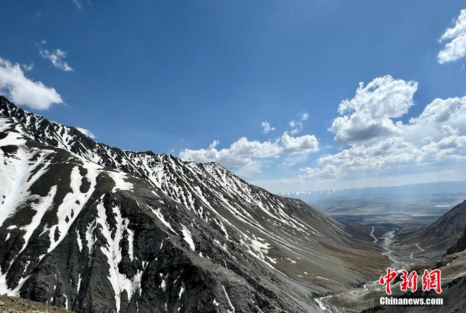 青海岗什卡雪峰白雪皑皑 银光熠熠
