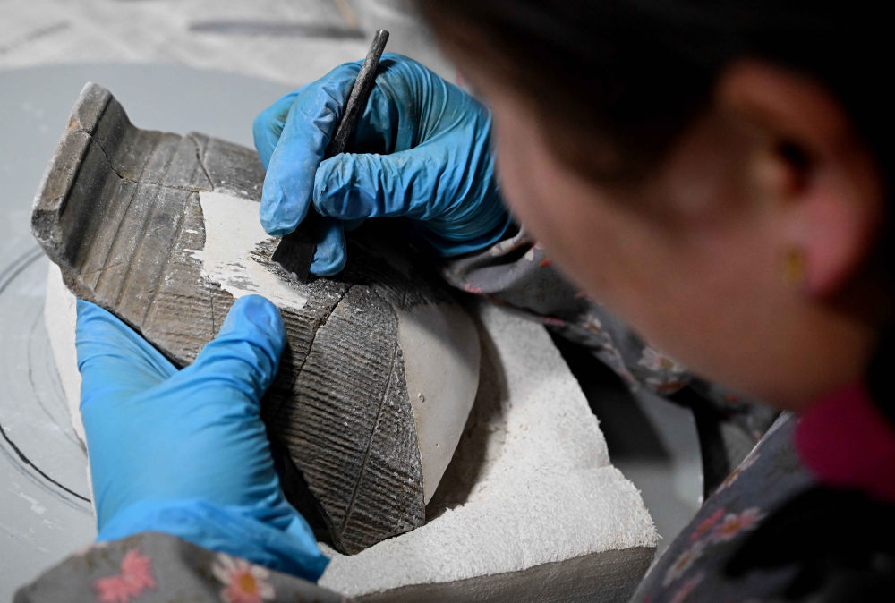 2024年2月23日，在中国社会科学院考古研究所安阳工作站，工作人员在整理修复殷墟洹北商城出土的陶片。