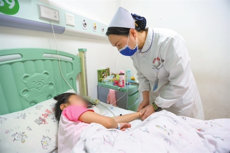 黄彐彐像妈妈一样关爱每个患儿。