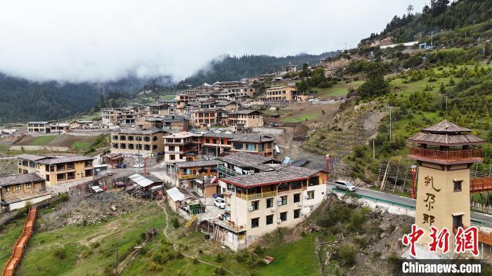 5月11日，雨后的甘肃扎尕那景区云雾缭绕，群山环抱，藏式村落掩映其中，构成独特的人文和自然景观。九美旦增　摄