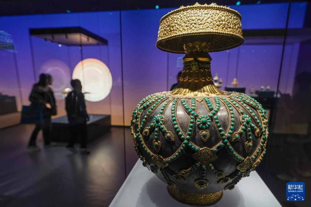5月11日，“布达拉宫——来自雪域的世界文化遗产”展览现场展出的“银质嵌松石璎珞尊胜瓶”。