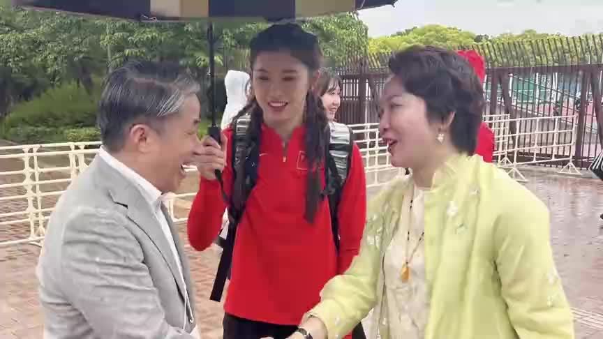 不满意？吴艳妮妈妈指出女儿不足：起跑慢了！领事馆领导接见娘俩