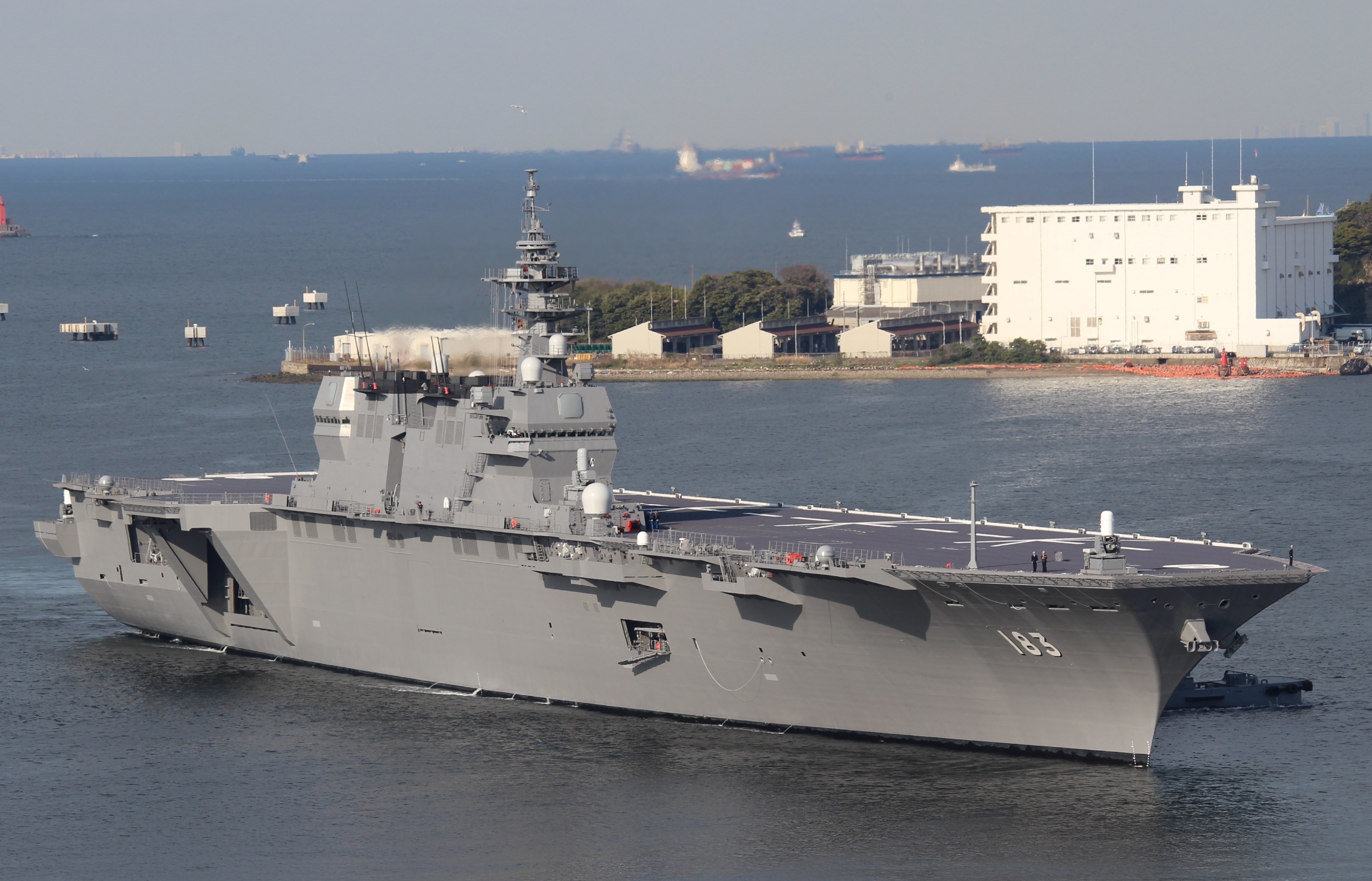 图为日本“出云”级直升机航母,已具备搭载F-35B隐身战斗机的能力。