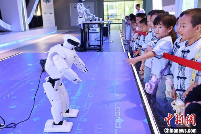 5月16日,在位于河北省邯郸市邯山区的邯郸人工智能教育基地,小朋友们正在观看机器人表演。 李昊 摄