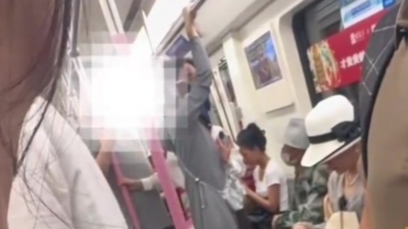 男子地铁踢踹欺负老人俩女生霸气维护