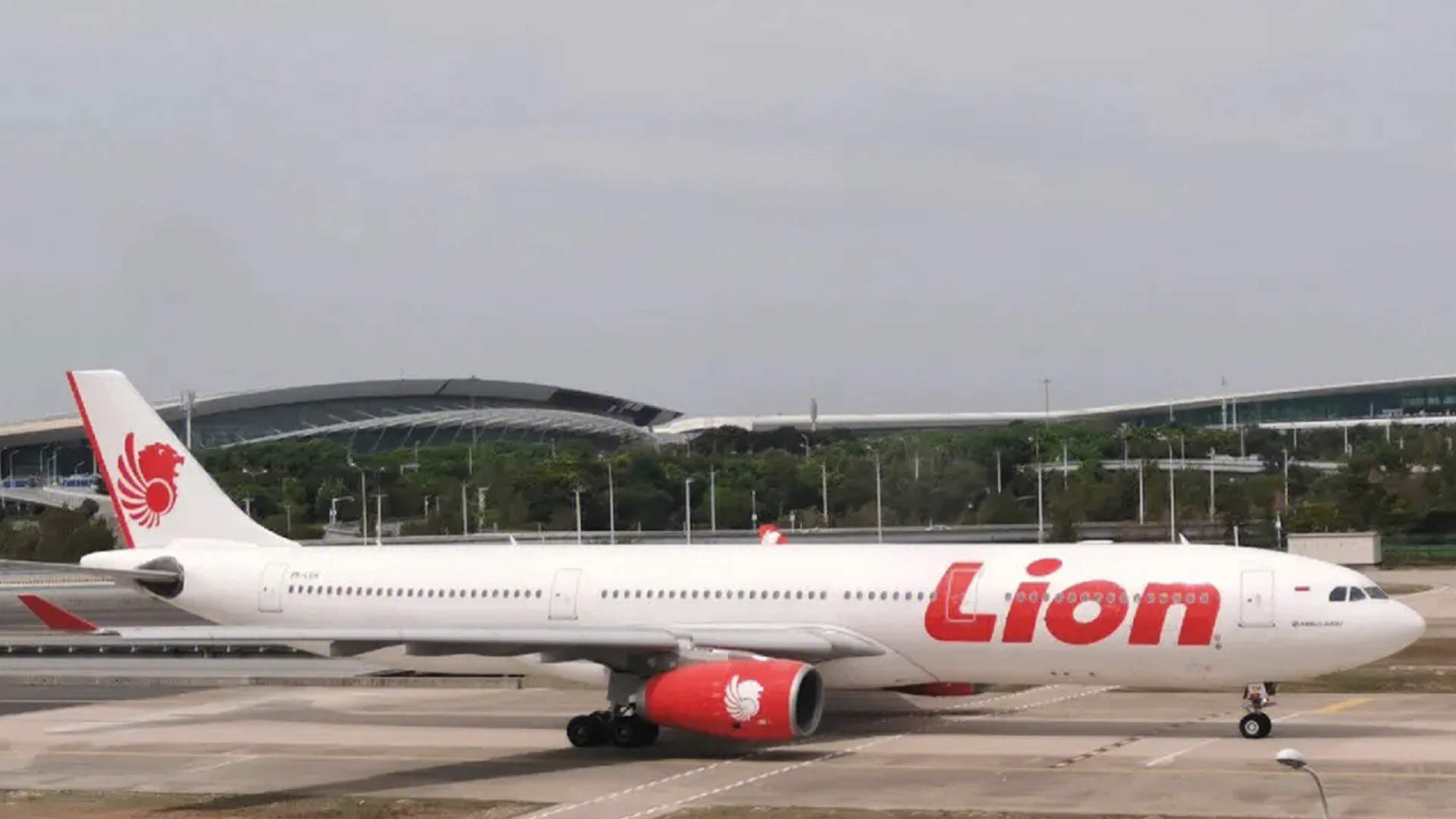 乘客称起飞后不久听见巨响,济南机场回应