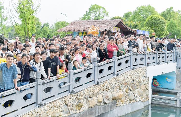 附近石桥上都挤满了人