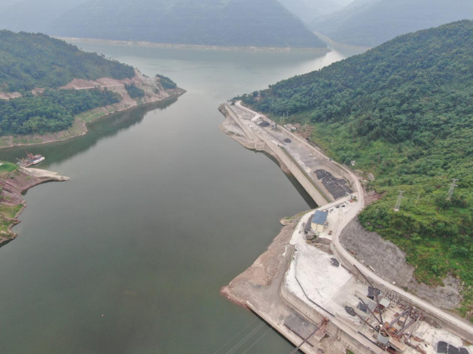 2024年5月10日，督察组现场督察使用无人机拍摄，三坝溪综合砂石码头占用并破坏岸线自然生态