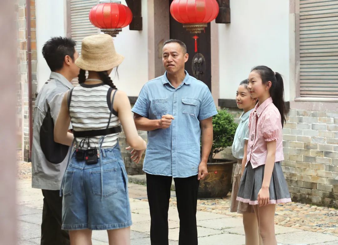 抚悦少年与撒贝宁交流