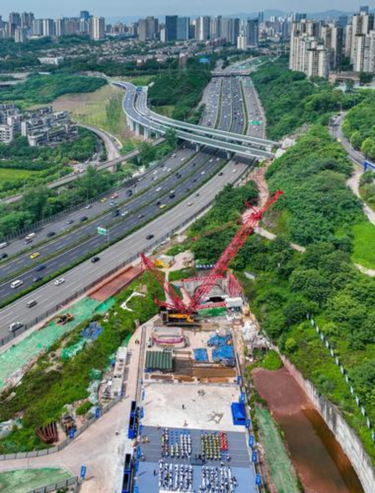 ▲2024年5月15日，两江新区火凤山隧道附近，在建的A匝道隧道工程下穿重庆机场快速路及内环快速路。记者 张锦辉 摄