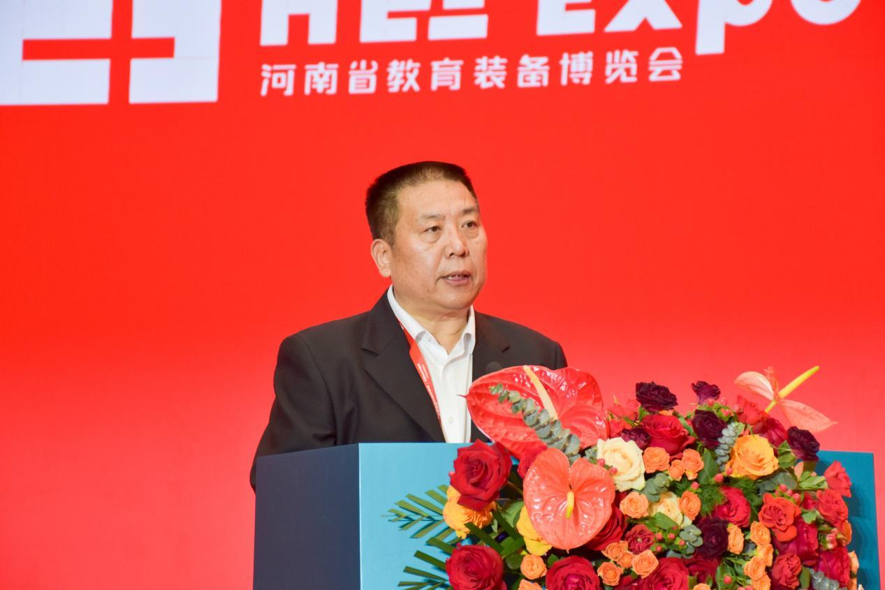 省教育资源保障中心主任孙家栋主持开幕式