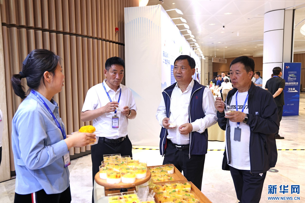 大会会场设置的新河金耳展区受到参会嘉宾欢迎。新华网发