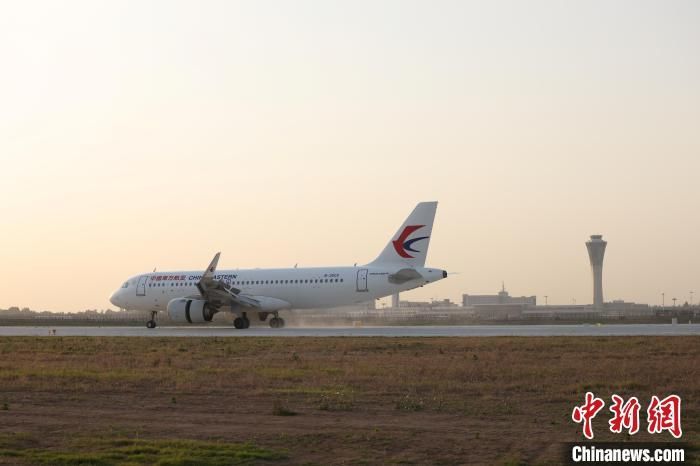 试飞飞机在新建北二跑道上降落。呼延杨帆 摄