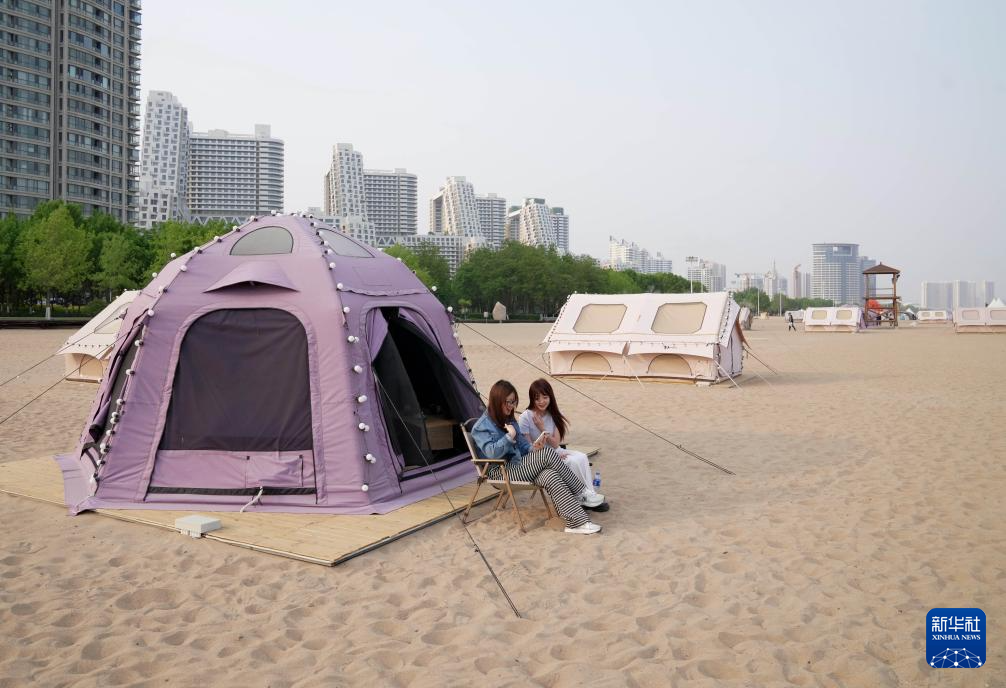 5月10日，游客在秦皇岛市金梦海湾的沙滩帐篷营地休闲。
