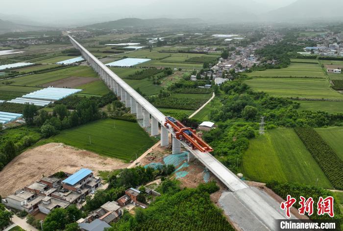 图为西十高铁汤峪河特大桥箱梁架设现场。 张伟 摄