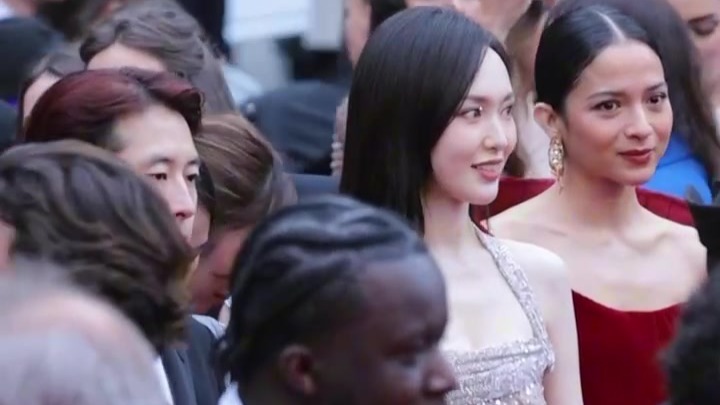 唐嫣戛纳红毯亮相 奢华高定礼服勾勒迷人曲线