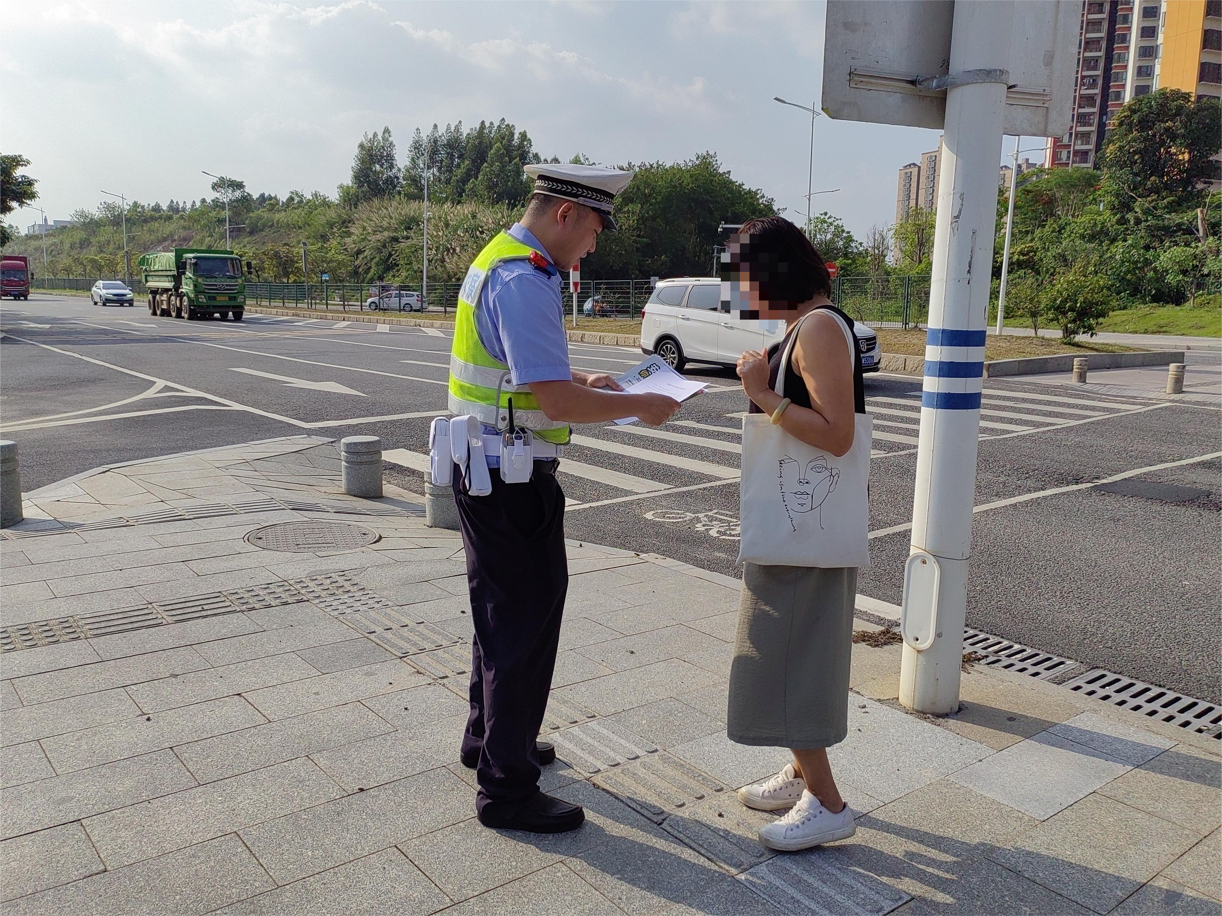 东莞交警松山湖大队扎实开展"两站两员"劝导工作