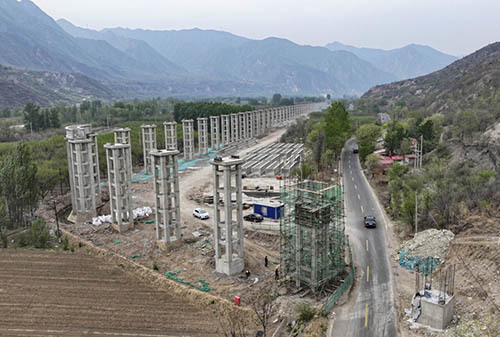 4月26日拍摄的涿鹿县桑干河灌区“十四五”续建配套与现代化改造项目施工现场。