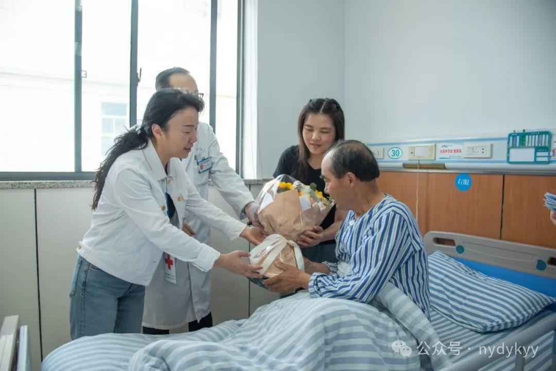 南京红十字会徐莉莉会长,在眼科医院考察时看望了这位角膜捐献受益者