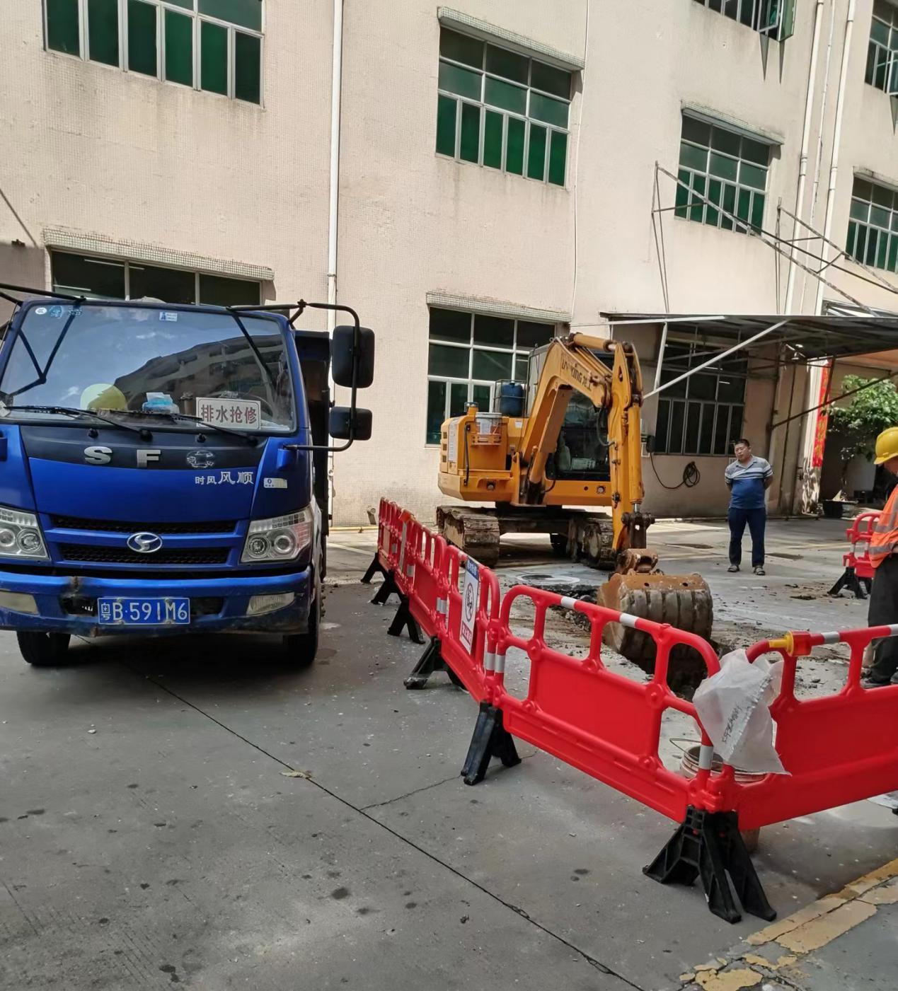 应急宝排工作人员施工现场