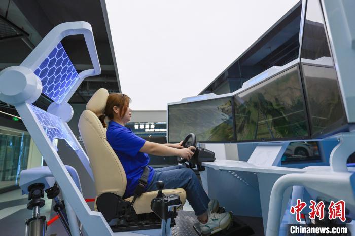 5月16日,在位于河北省邯郸市邯山区的邯郸人工智能教育基地,游客正在通过5G网络连接操控汽车行驶。 李昊 摄