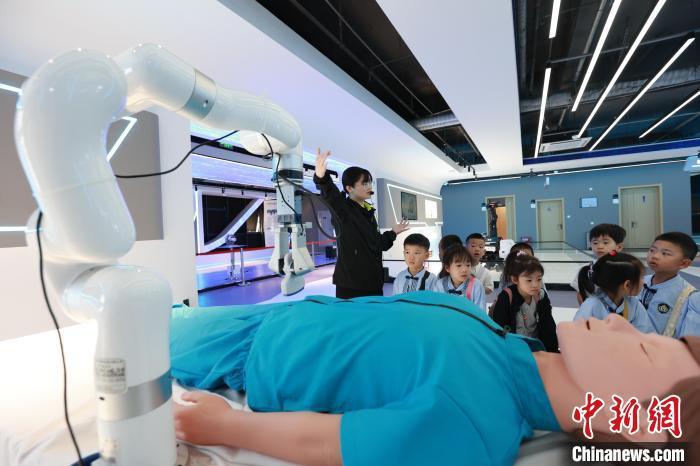5月16日,在位于河北省邯郸市邯山区的邯郸人工智能教育基地,工作人员正在讲解如何通过遥控操作机器人进行远程医疗手术。 李昊 摄