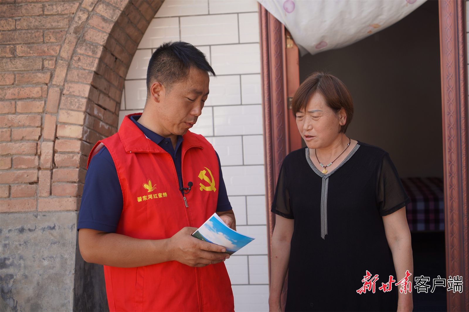 “全国最美应急管理工作者”王盛宁宣讲应急知识（甘肃省应急管理厅供图）