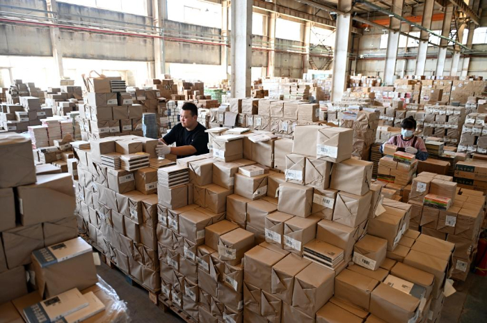 5月11日，在位于河北省涿州市的中图网仓储中心，工作人员在整理图书。