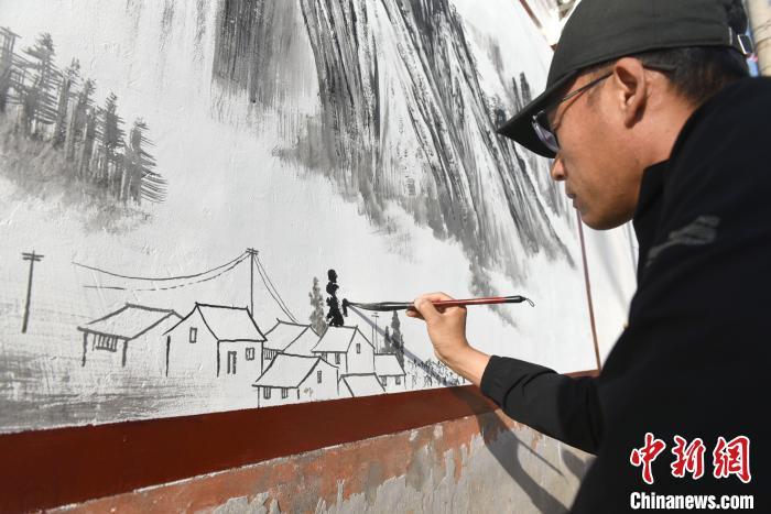 5月13日，深州市王家井镇垣里村，李培芝正在创作巨幅墙体画《鸿运当头》。刘娟 摄