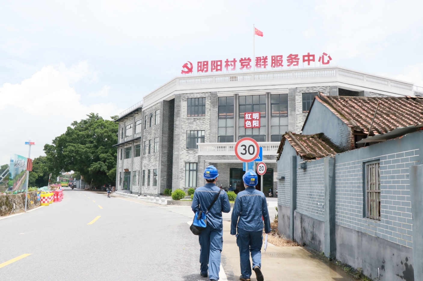 南方电网广东佛山高明供电局明城供电所工作人员对明阳村线路设备进行巡视和用电检查。