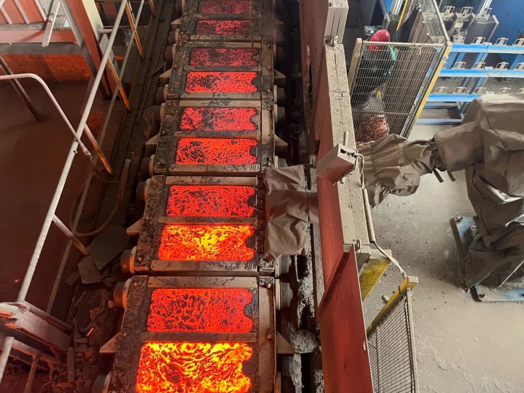 26万吨侧吹熔铸炉生产线上，一台自动插线机器人正在作业。图片由镍冶炼厂提供