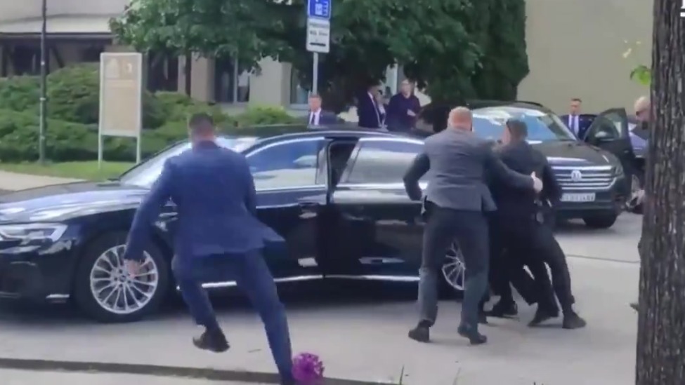 现场：斯洛伐克总理遭枪击，被保镖架进汽车里