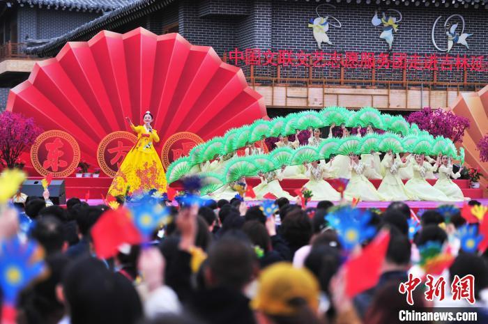 5月10日，中国文联文艺志愿服务团走进吉林延边“东方第一村”进行文艺演出。　(资料图) 高龙安 摄