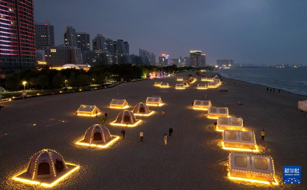 5月10日拍摄的秦皇岛市金梦海湾的沙滩帐篷营地夜景（无人机照片）。