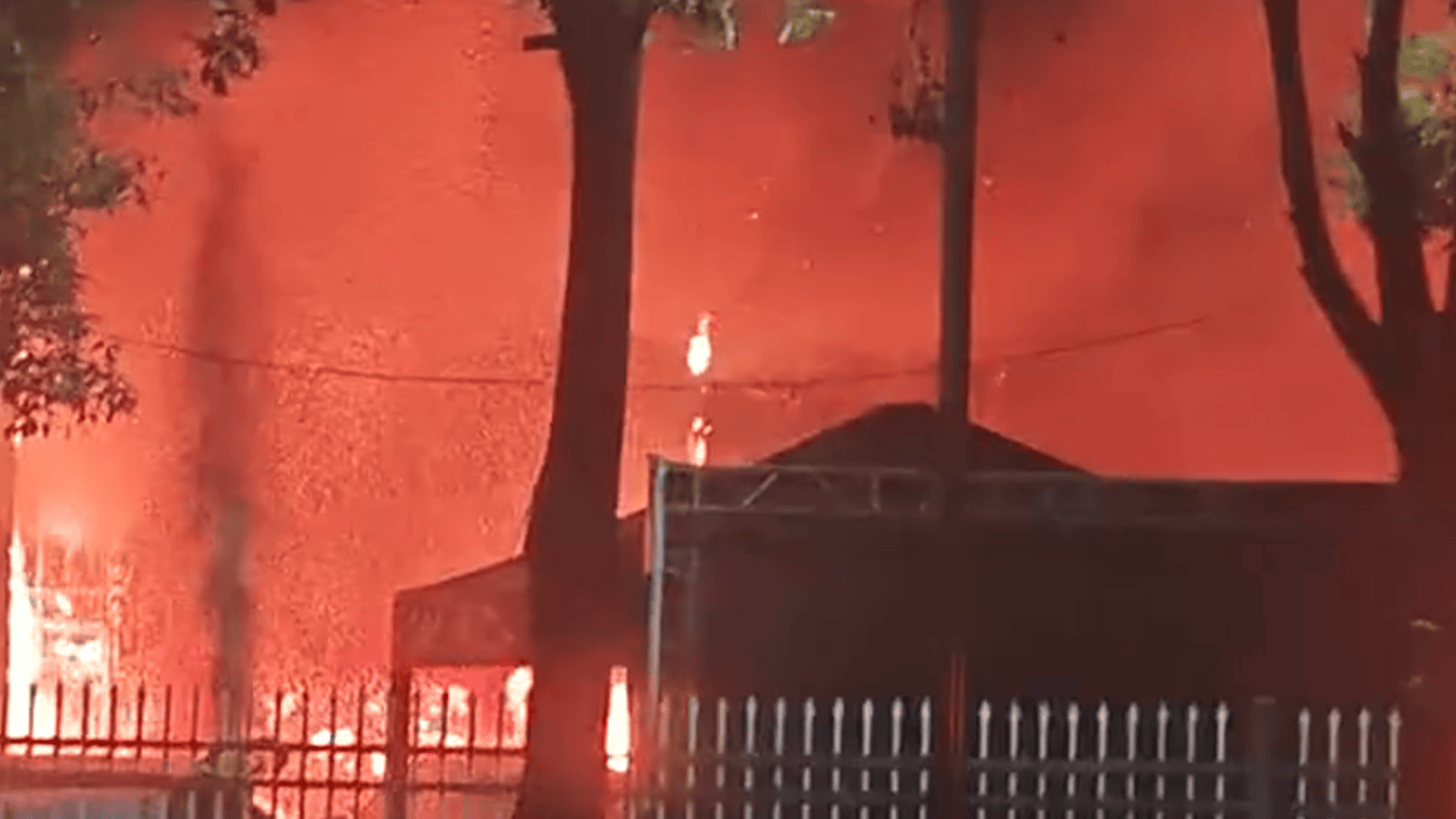 福州一比亚迪4S店突发大火，消防：无人员受伤