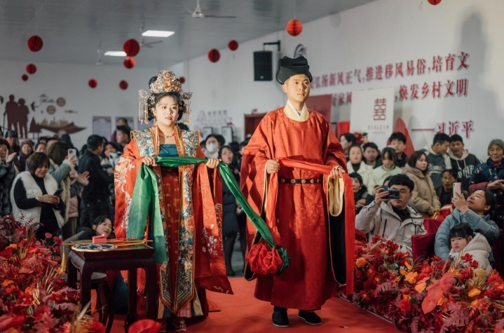 石鼻村打造安义县首个农村婚俗礼堂，村民在礼堂举办中式婚礼