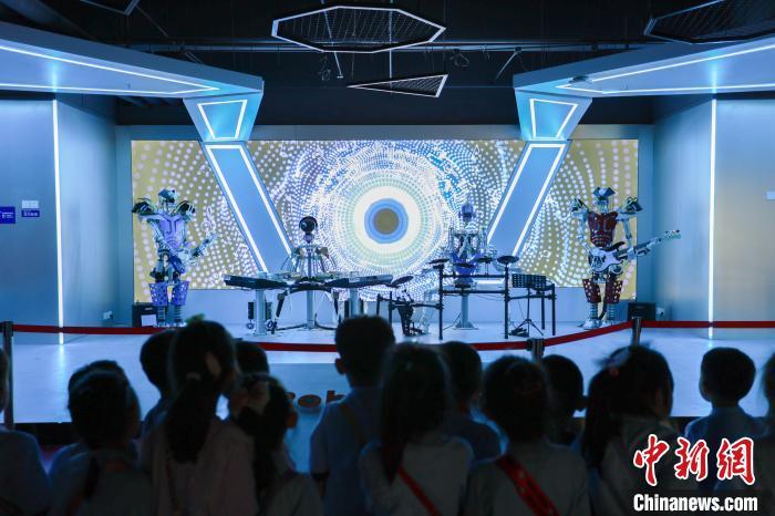 5月16日,在位于河北省邯郸市邯山区的邯郸人工智能教育基地,小朋友们正在观看机器人乐队表演。 李昊 摄