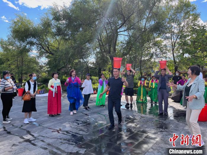 “五一”期间，自驾游游客在果园村体验朝鲜族民俗。　(资料图) 崔日贤供图