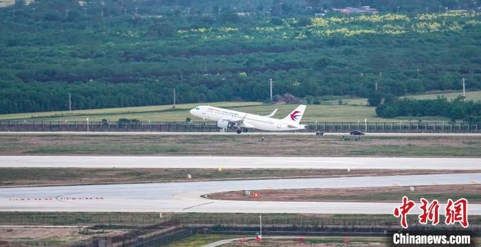 西安机场三期扩建工程新建北二跑道试飞成功