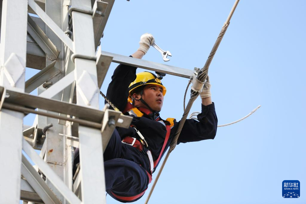 5月13日，铁路职工进行接触网设备集中修作业。新华社发（王克贤　摄）